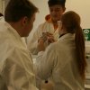 10 Jungs mit Studentin